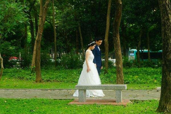 深圳中心公园里，不少新人在拍婚纱照，环境优美心情愉悦