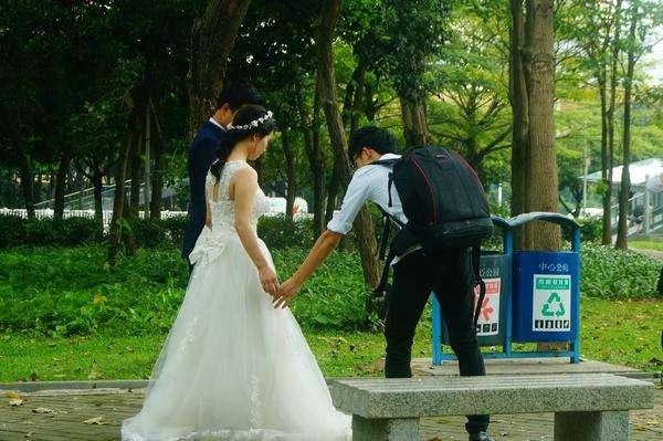深圳中心公园里，不少新人在拍婚纱照，环境优美心情愉悦
